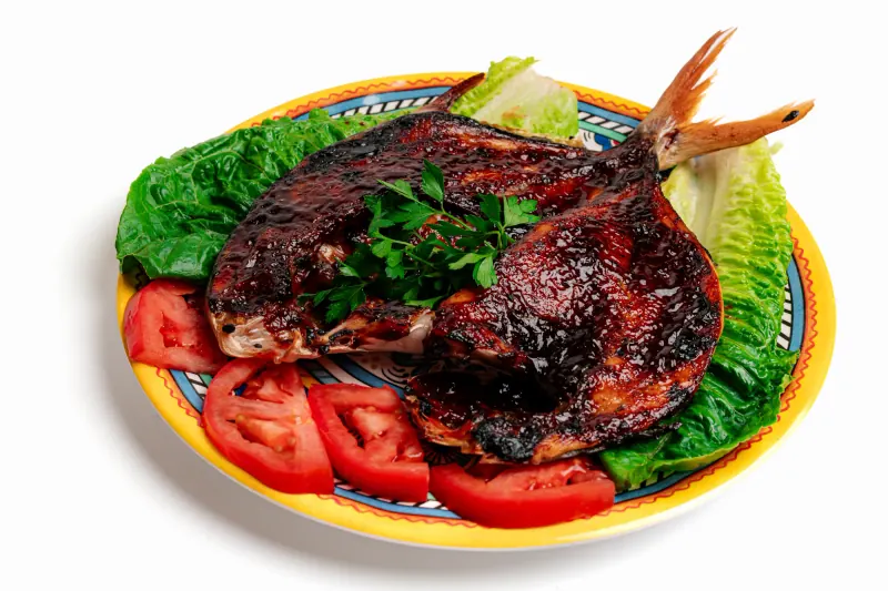 Baked fish with lettuce, tomato and parsley